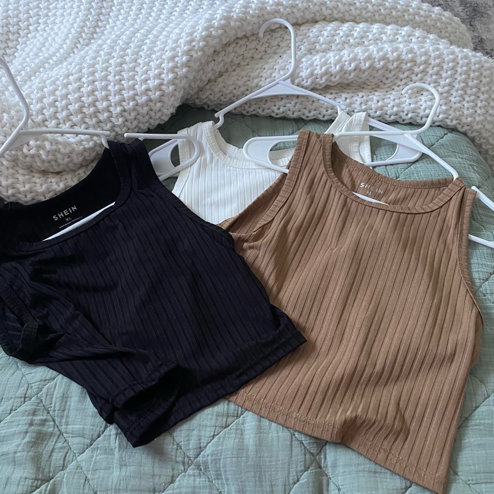 three tank tops : crop tops